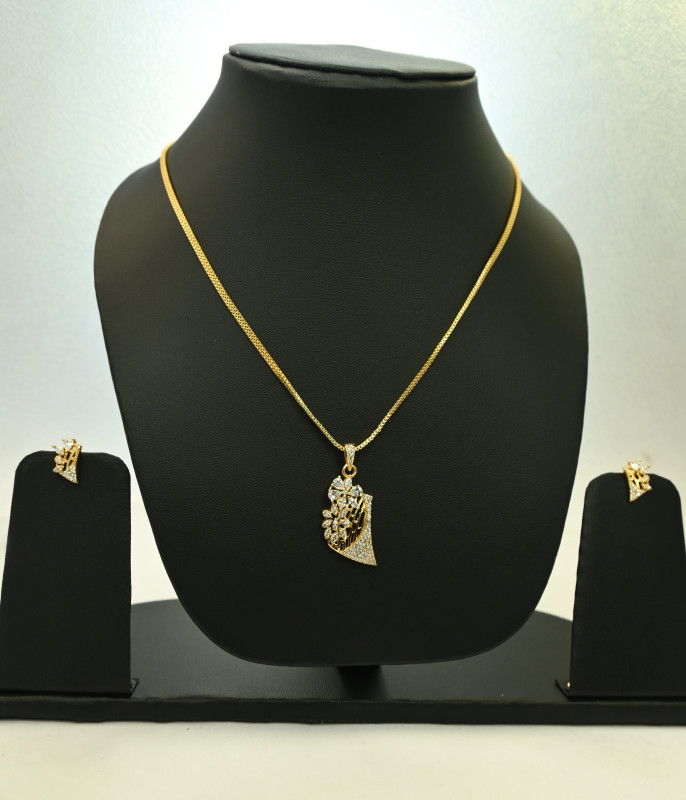 CHAIN WITH PENDENT