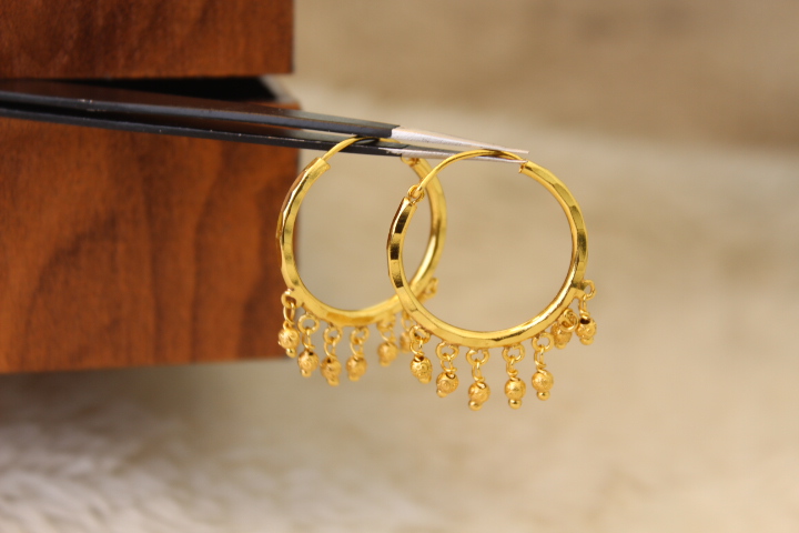 ES10942 Daily Wear Black White AD Stones Screwback Traditional Design  Earrings Gold Plated | JewelSmart.in